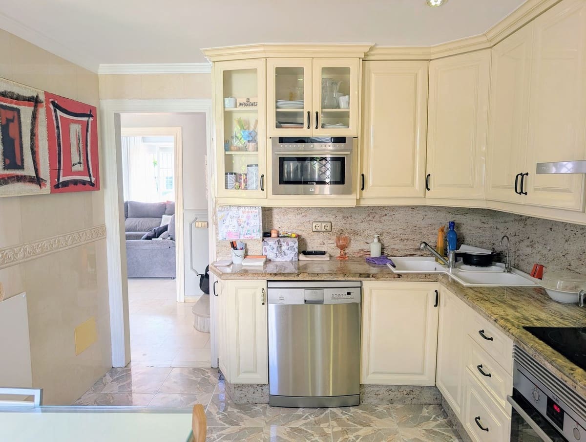 3 soveværelse Byhus til salg i Nueva Andalucia med swimmingpool garage - € 679.000 (Ref: 9186280)