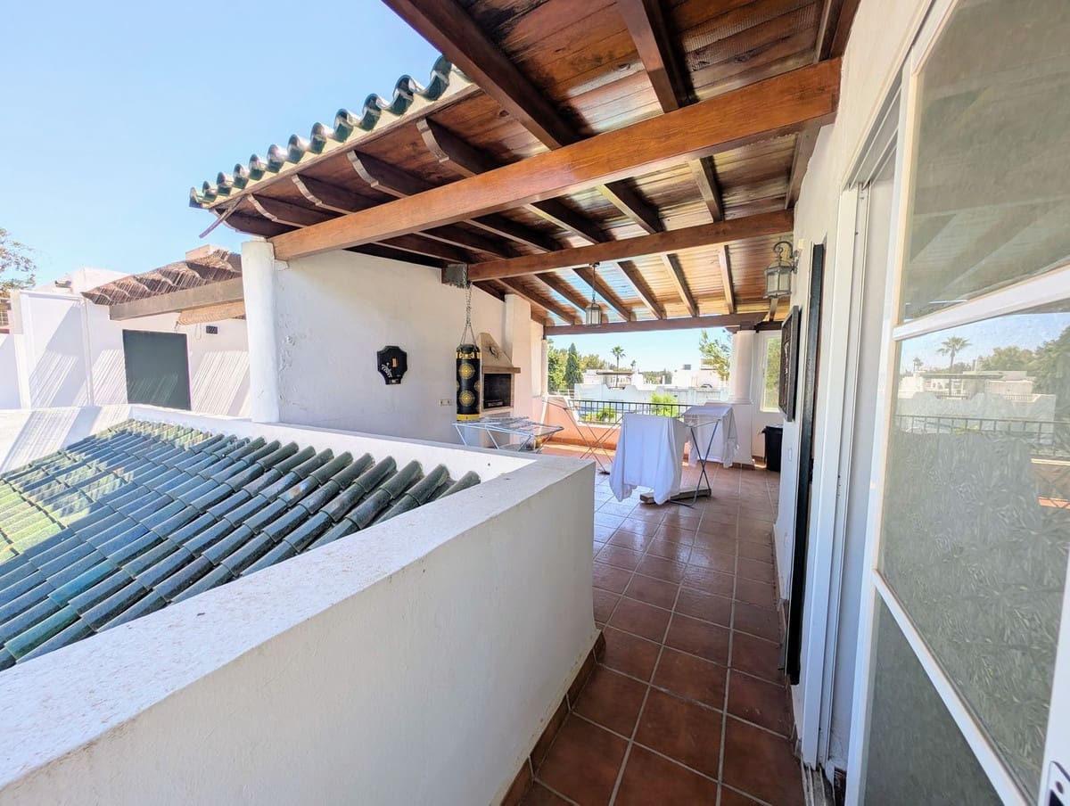 3 soveværelse Byhus til salg i Nueva Andalucia med swimmingpool garage - € 679.000 (Ref: 9186280)