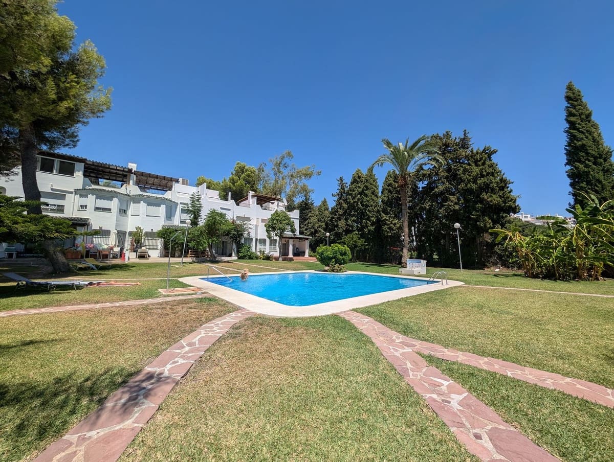 3 soveværelse Byhus til salg i Nueva Andalucia med swimmingpool garage - € 679.000 (Ref: 9186280)
