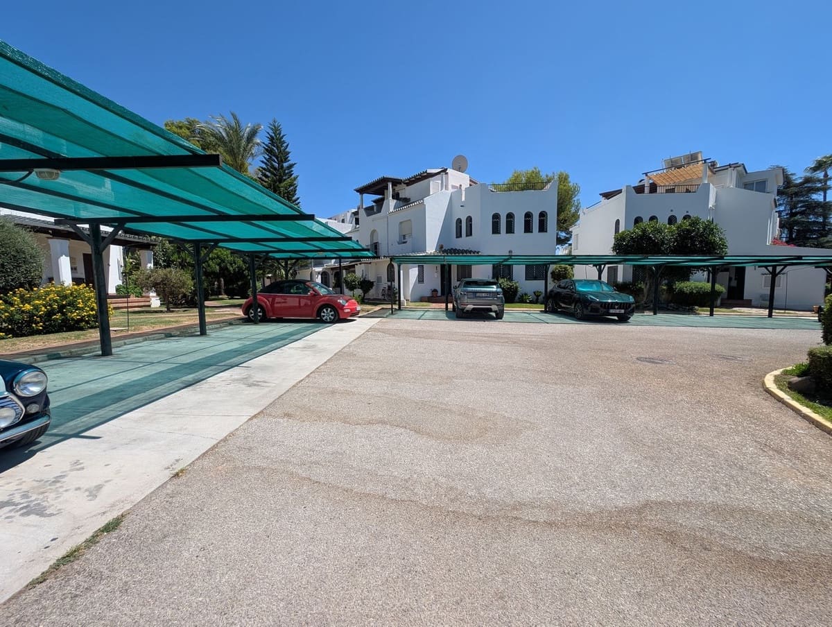 3 soveværelse Byhus til salg i Nueva Andalucia med swimmingpool garage - € 679.000 (Ref: 9186280)