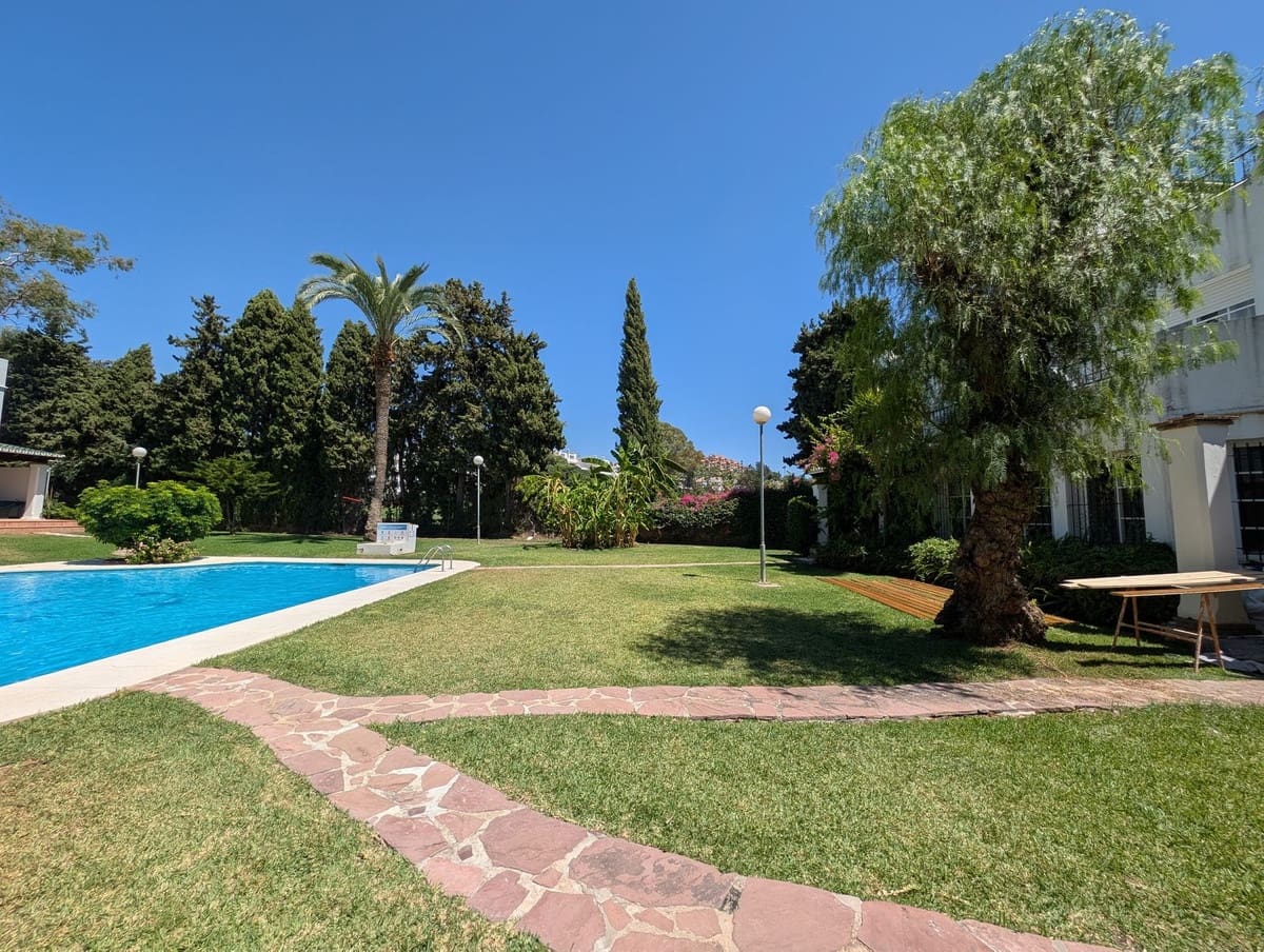 3 soveværelse Byhus til salg i Nueva Andalucia med swimmingpool garage - € 679.000 (Ref: 9186280)