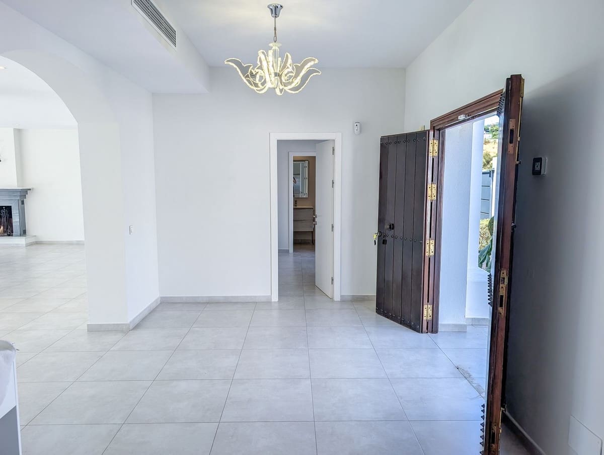 Chalet de 5 habitaciones en Nueva Andalucia en venta con piscina garaje - 3.490.000 € (Ref: 9306723)