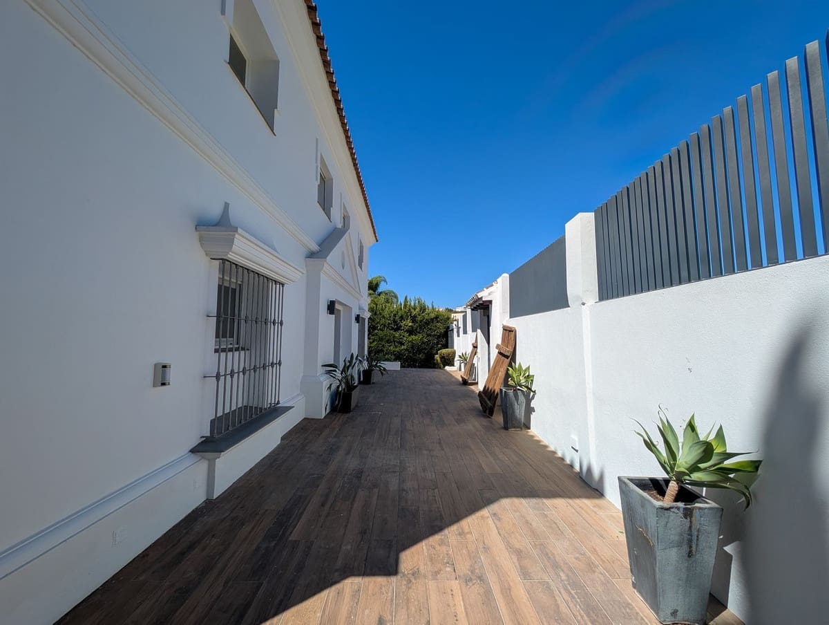 Chalet de 5 habitaciones en Nueva Andalucia en venta con piscina garaje - 3.490.000 € (Ref: 9306723)