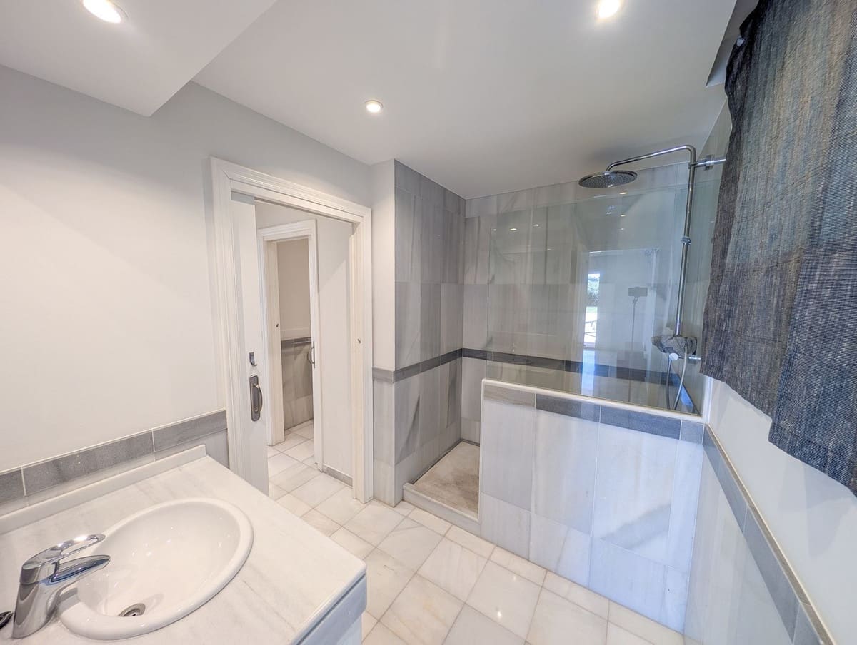 5 soverom Villa til salgs i Nueva Andalucia med svømmebasseng garasje - € 3 490 000 (Ref: 9306723)