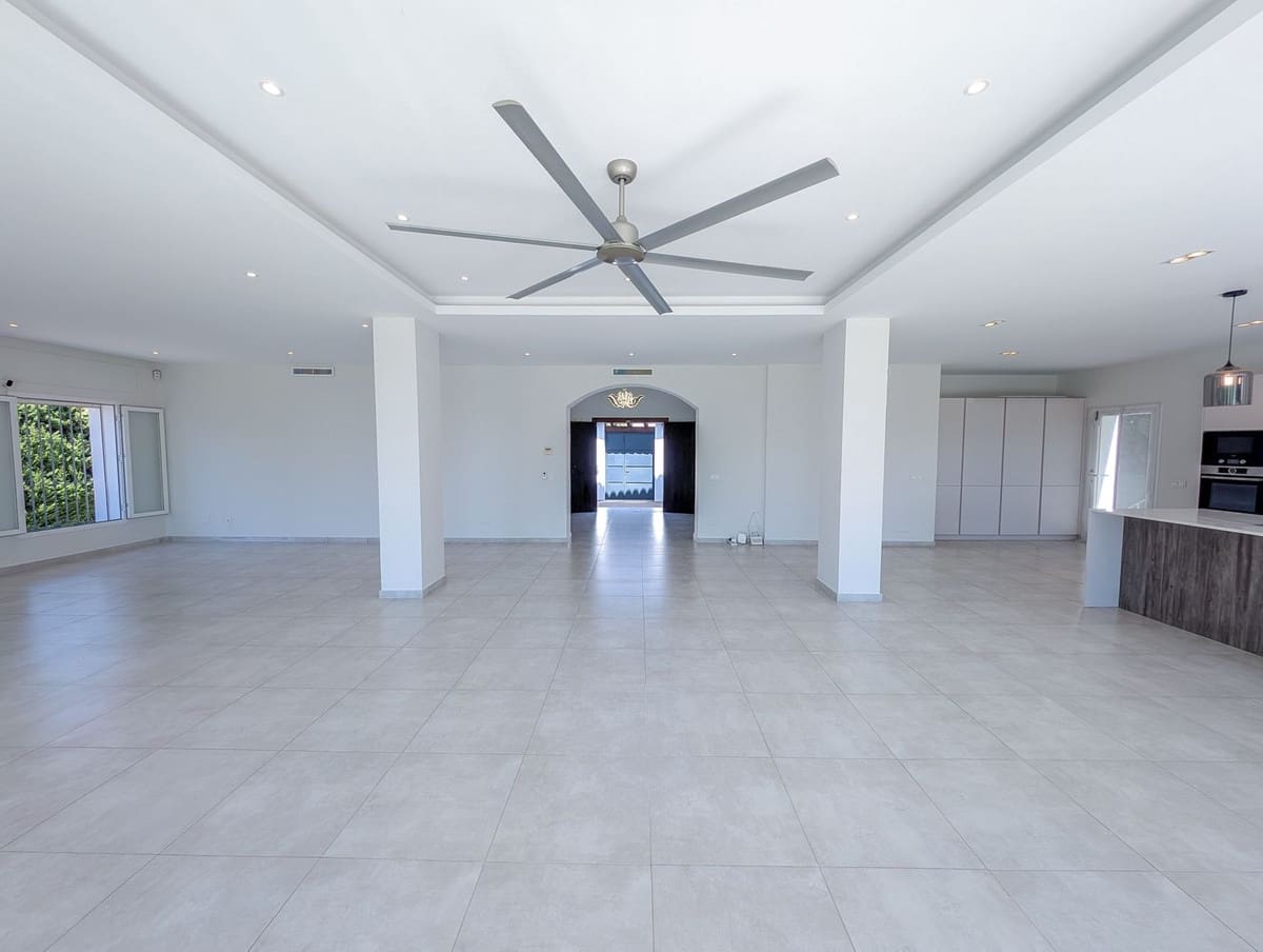 5 soverom Villa til salgs i Nueva Andalucia med svømmebasseng garasje - € 3 490 000 (Ref: 9306723)