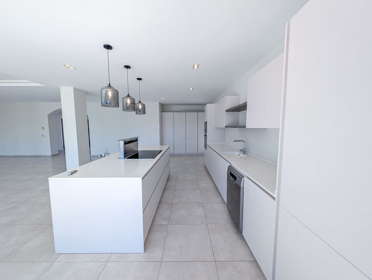 5 soverom Villa til salgs i Nueva Andalucia med svømmebasseng garasje - € 3 490 000 (Ref: 9306723)