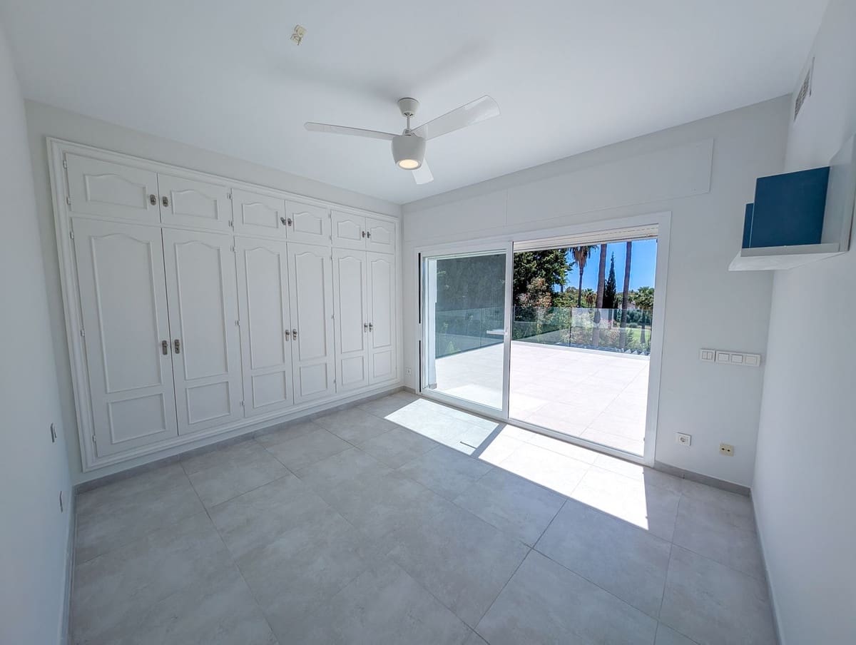 5 soverom Villa til salgs i Nueva Andalucia med svømmebasseng garasje - € 3 490 000 (Ref: 9306723)