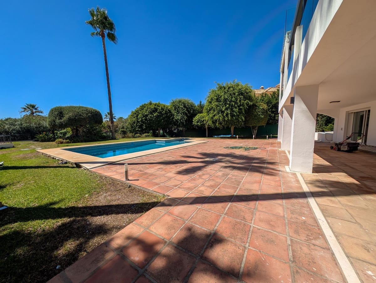5 soverom Villa til salgs i Nueva Andalucia med svømmebasseng garasje - € 3 490 000 (Ref: 9306723)