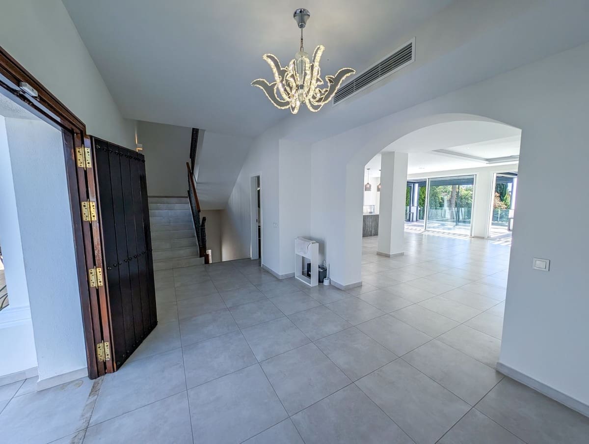 5 soverom Villa til salgs i Nueva Andalucia med svømmebasseng garasje - € 3 490 000 (Ref: 9306723)