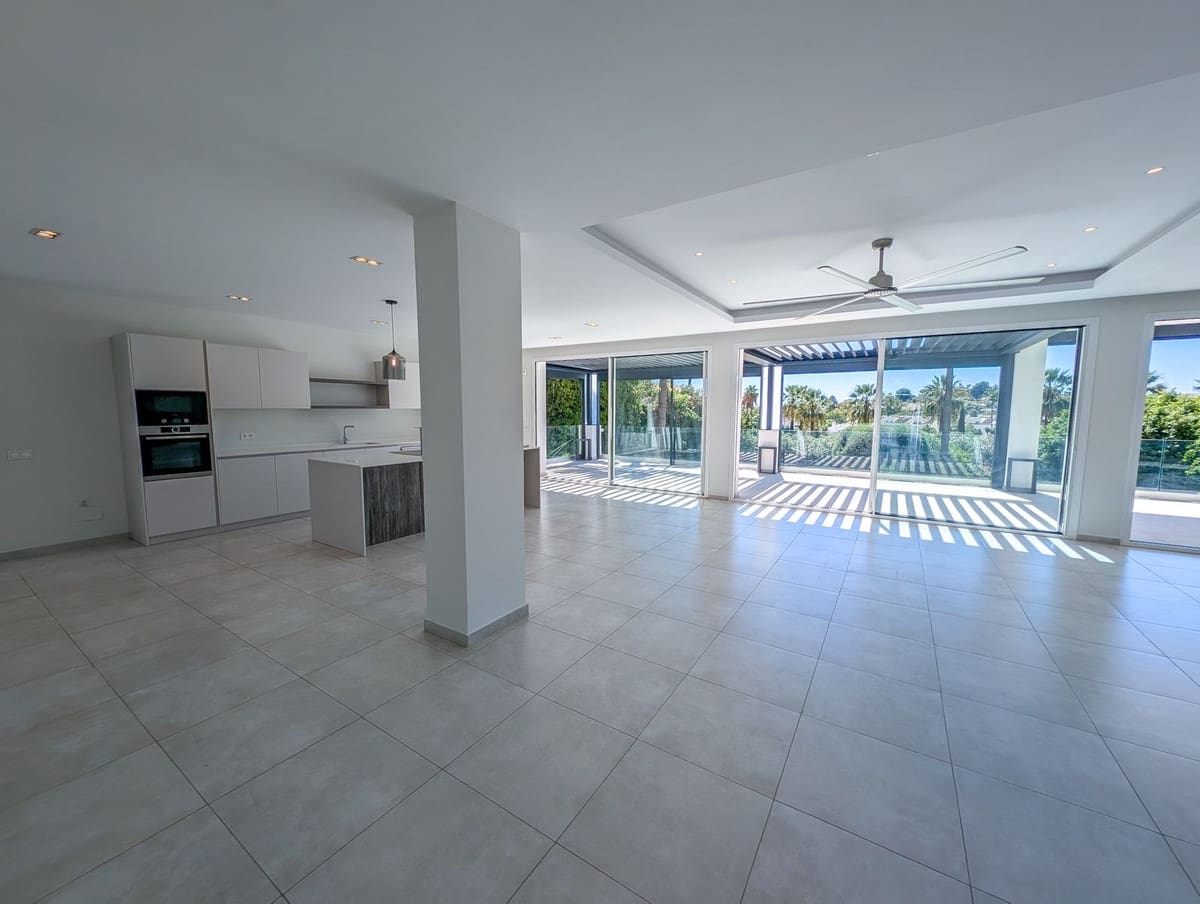 5 soverom Villa til salgs i Nueva Andalucia med svømmebasseng garasje - € 3 490 000 (Ref: 9306723)