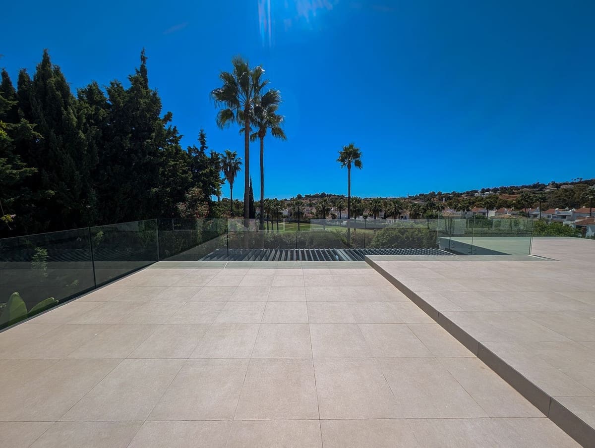 5 soverom Villa til salgs i Nueva Andalucia med svømmebasseng garasje - € 3 490 000 (Ref: 9306723)