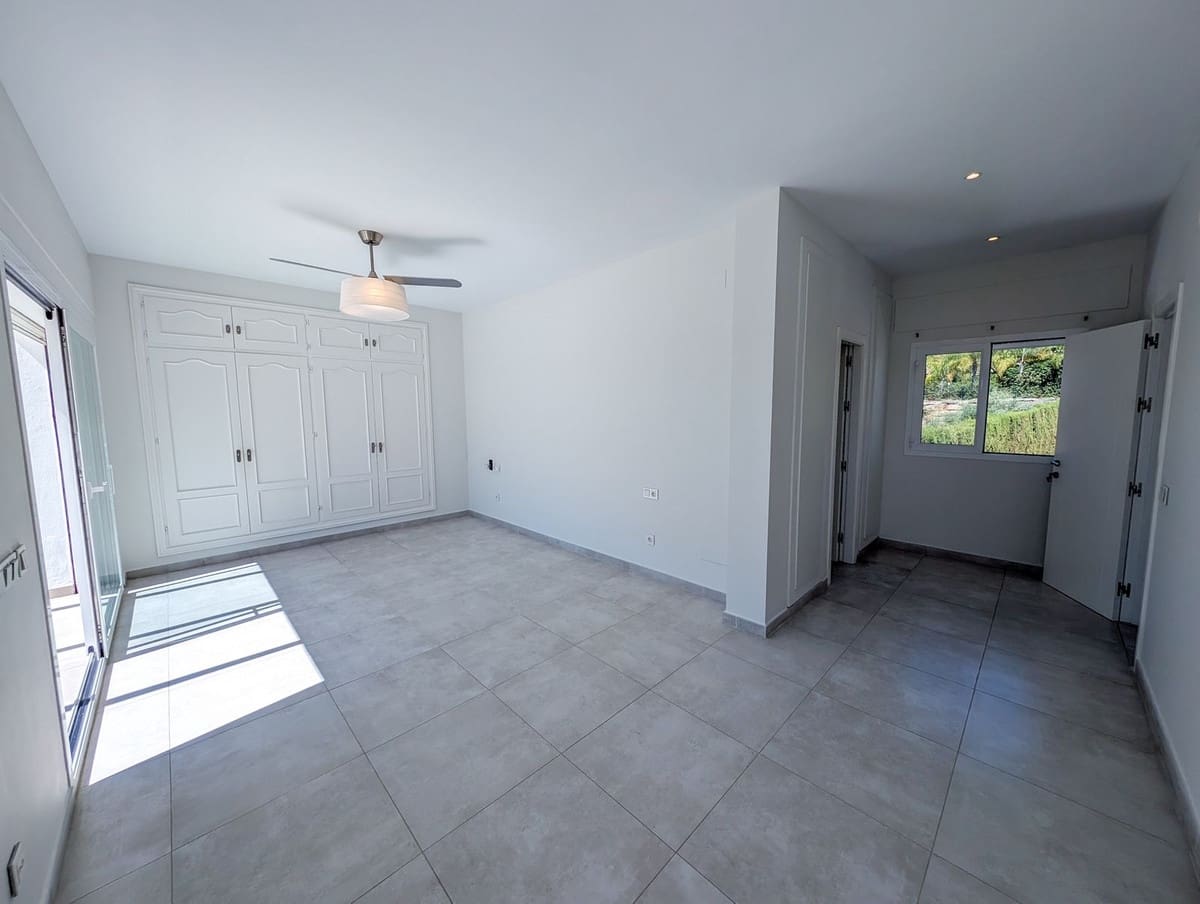 5 soverom Villa til salgs i Nueva Andalucia med svømmebasseng garasje - € 3 490 000 (Ref: 9306723)