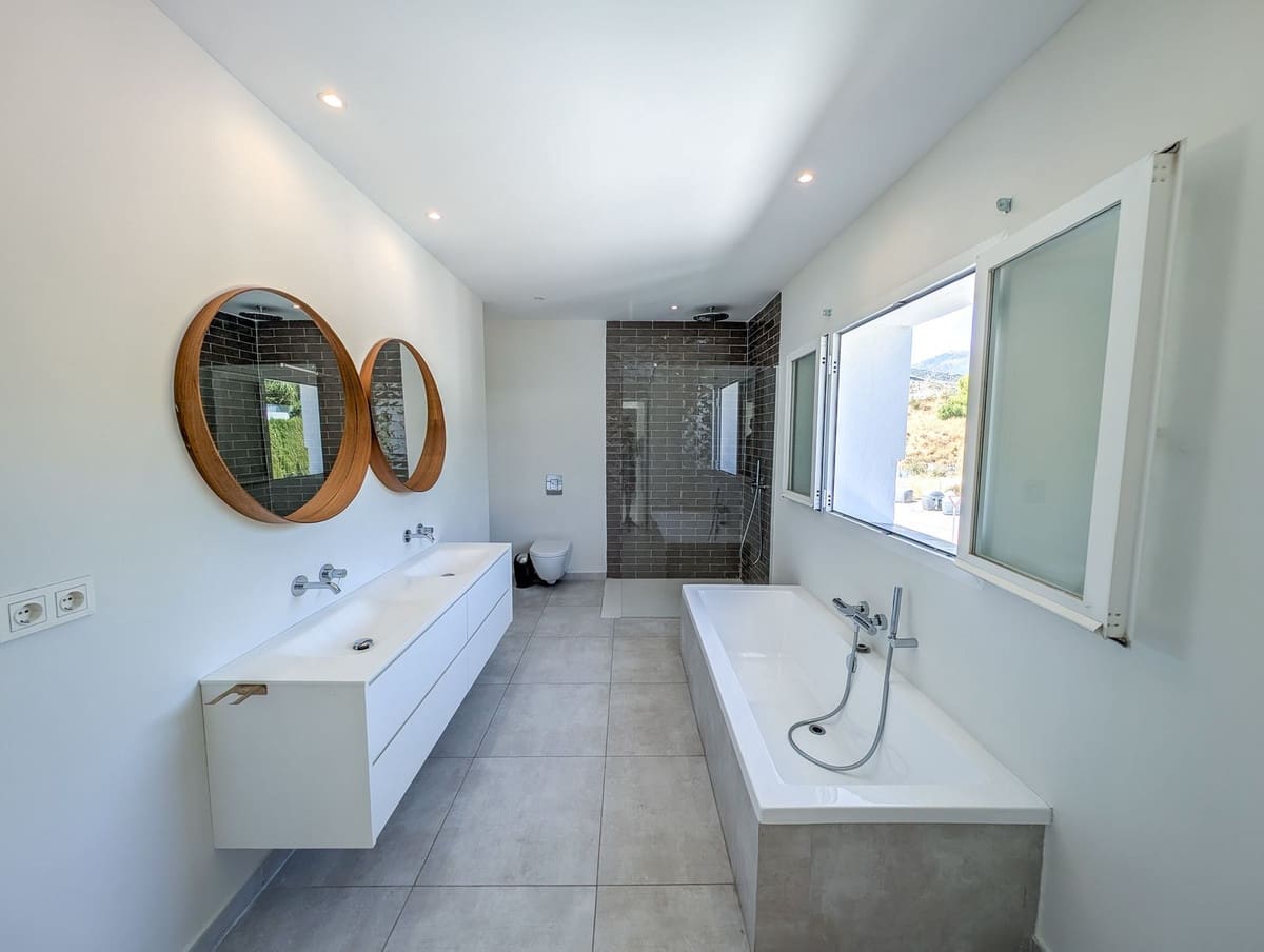 5 soverom Villa til salgs i Nueva Andalucia med svømmebasseng garasje - € 3 490 000 (Ref: 9306723)