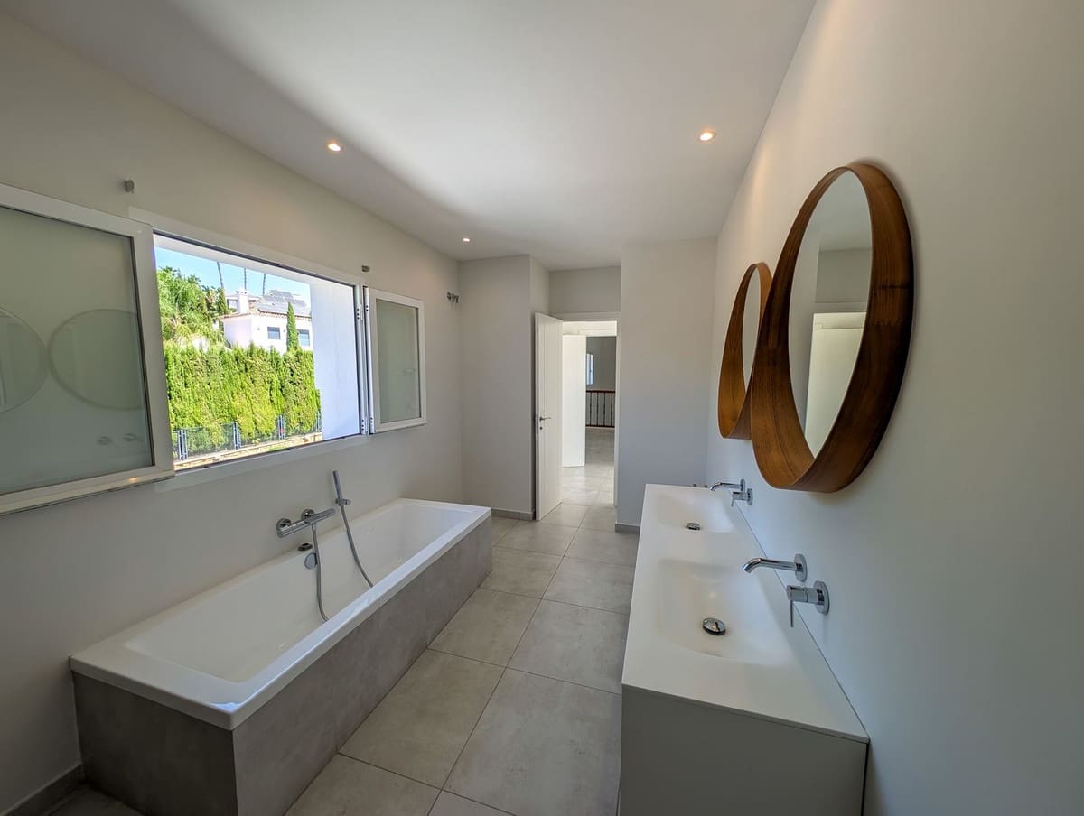 5 soverom Villa til salgs i Nueva Andalucia med svømmebasseng garasje - € 3 490 000 (Ref: 9306723)