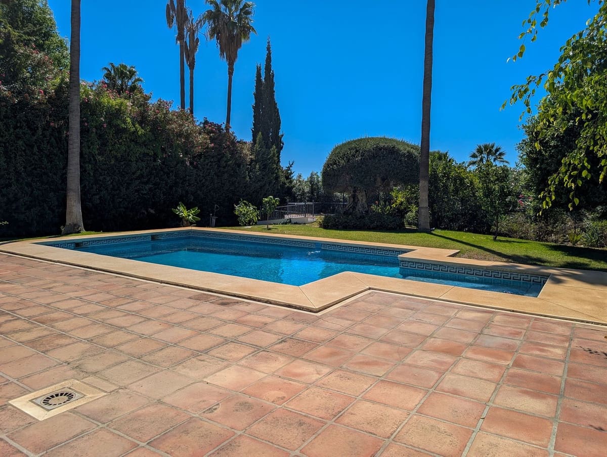 5 soverom Villa til salgs i Nueva Andalucia med svømmebasseng garasje - € 3 490 000 (Ref: 9306723)