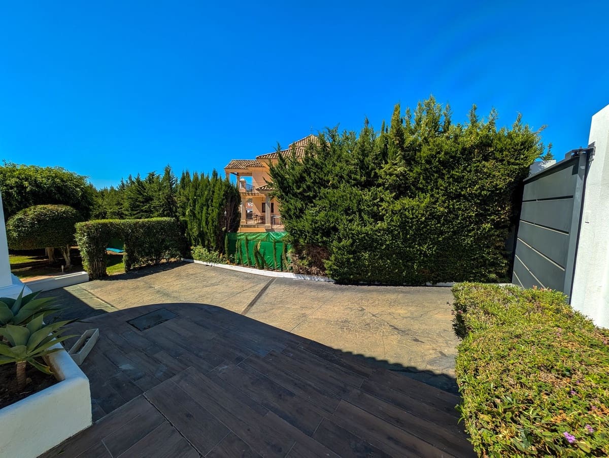 5 soverom Villa til salgs i Nueva Andalucia med svømmebasseng garasje - € 3 490 000 (Ref: 9306723)