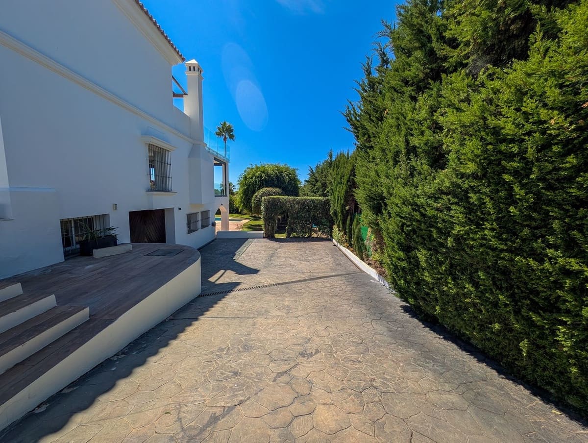 5 soverom Villa til salgs i Nueva Andalucia med svømmebasseng garasje - € 3 490 000 (Ref: 9306723)
