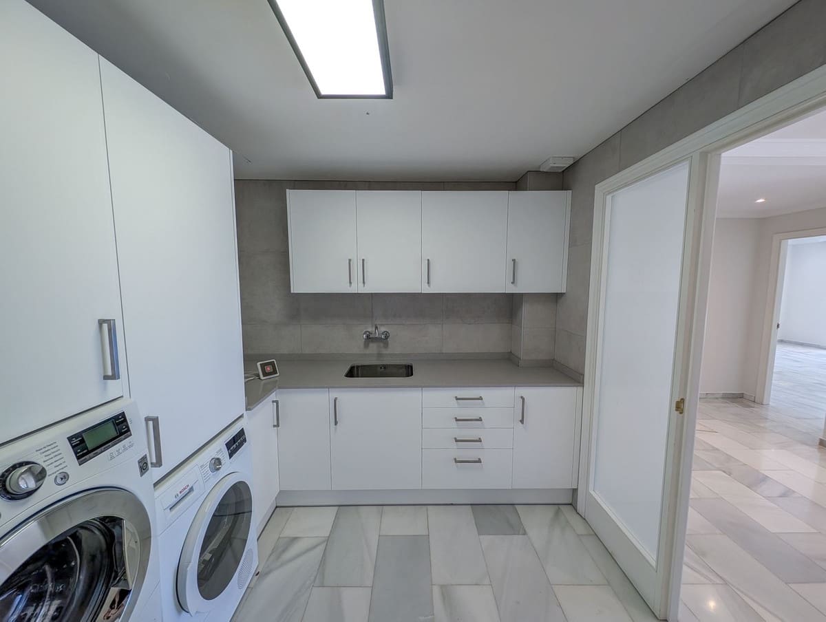 5 slaapkamer Villa te koop in Nueva Andalucia met zwembad garage - € 3.490.000 (Ref: 9306723)