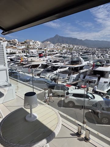 Apartamento de 2 habitaciones en Puerto Banus, Marbella en venta con garaje - 2.400.000 € (Ref: 9398897)