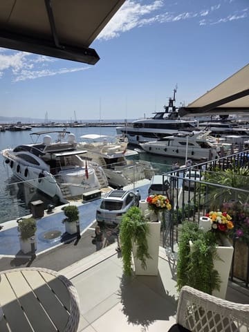 2 soveværelse Lejlighed til salg i Puerto Banus, Marbella med garage - € 2.400.000 (Ref: 9398897)