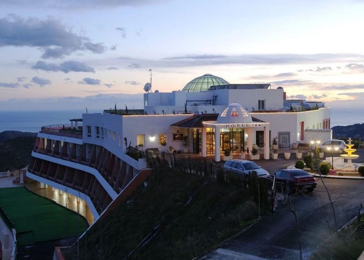 82 bedroom Hotel for sale in Marbella with pool garage - € 11,000,000 (Ref: 9438350)