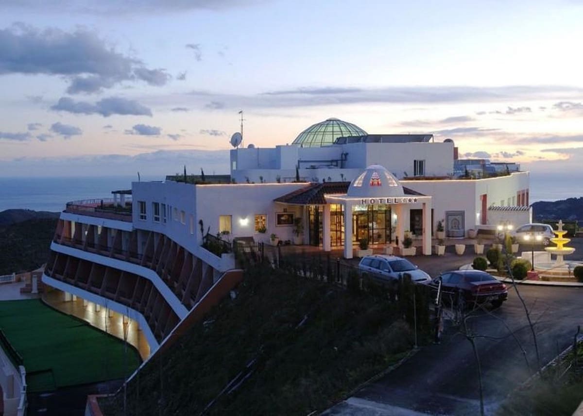 82 soveværelse Hotel til salg i Marbella med swimmingpool garage - € 11.000.000 (Ref: 9438350)