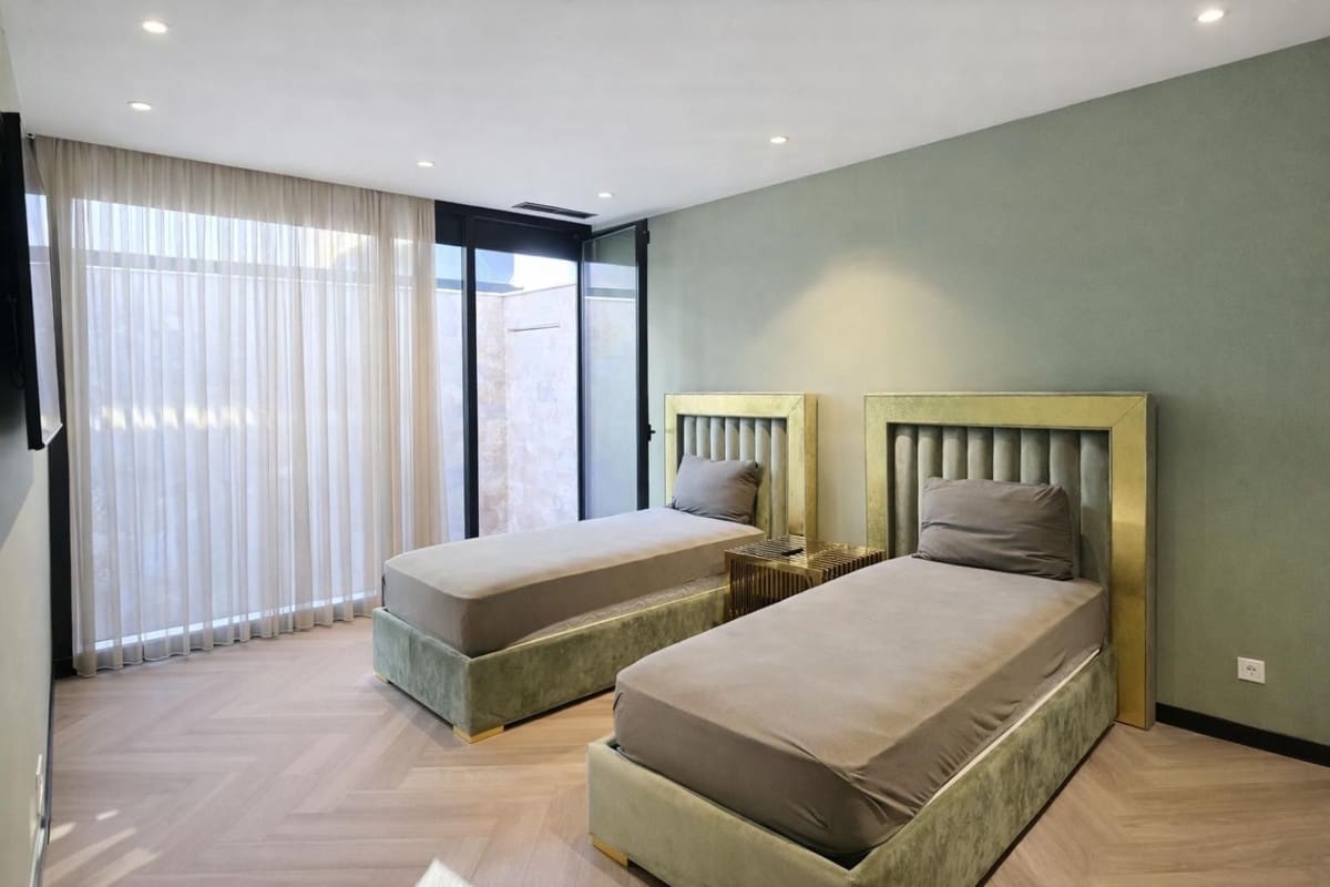 3 soveværelse Villa til salg i Estepona med swimmingpool garage - € 1.999.000 (Ref: 9528957)