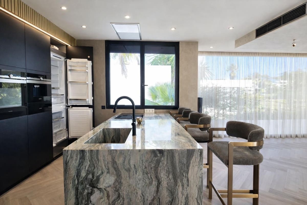 3 soveværelse Villa til salg i Estepona med swimmingpool garage - € 1.999.000 (Ref: 9528957)