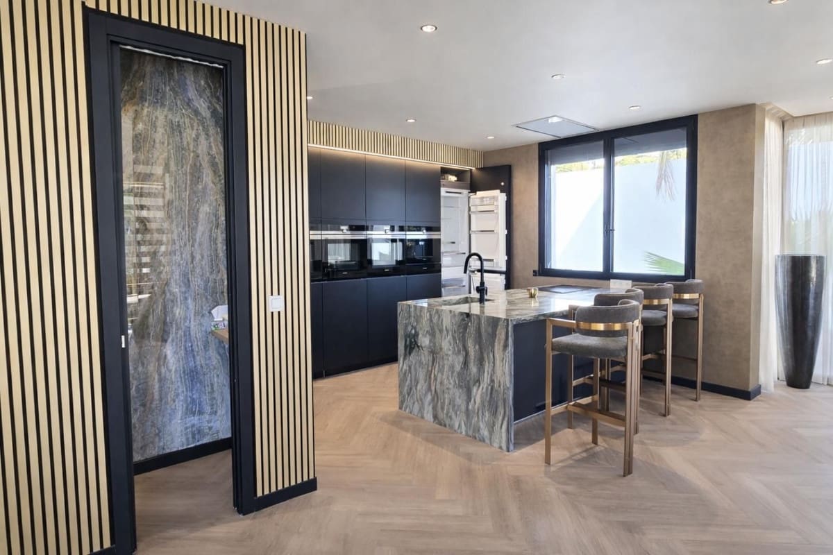 3 soveværelse Villa til salg i Estepona med swimmingpool garage - € 1.999.000 (Ref: 9528957)