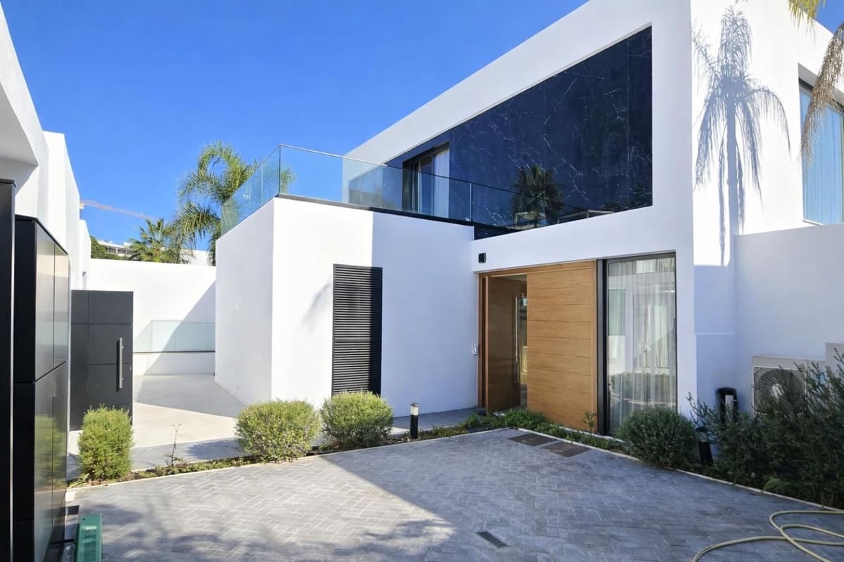 3 bedroom Villa for sale in Estepona with pool garage - € 1,990,000 (Ref: 9528957)