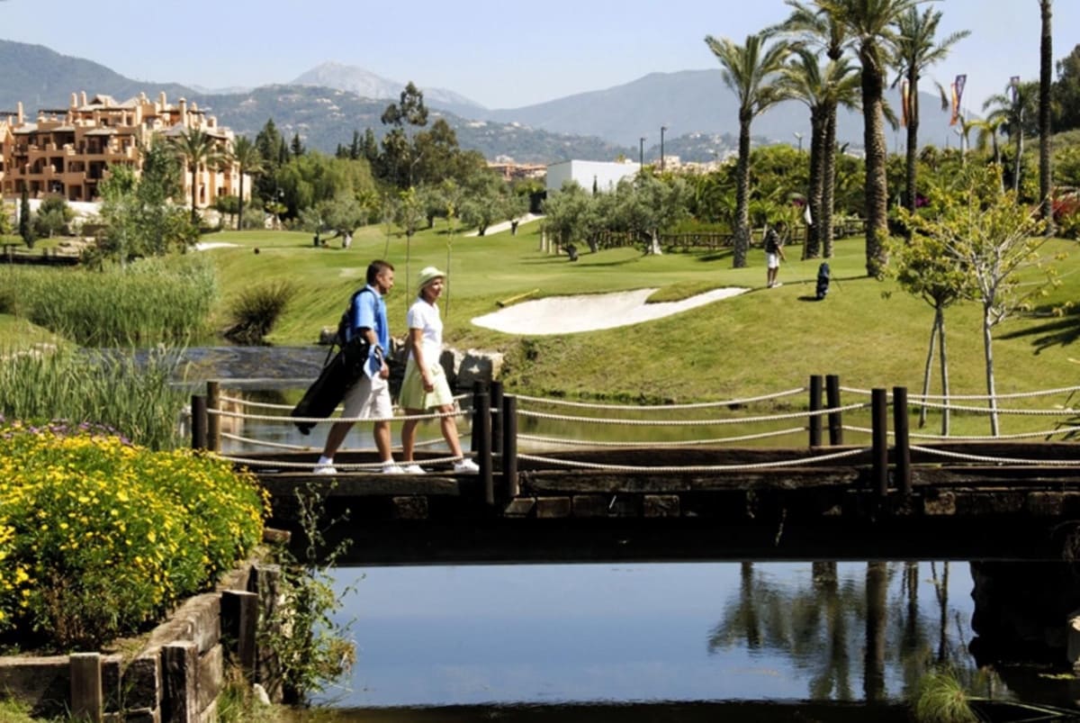 3 bedroom Villa for sale in Estepona with pool garage - € 1,990,000 (Ref: 9528957)