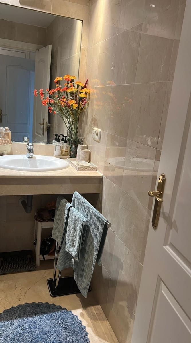 Apartamento de 2 habitaciones en Nueva Andalucia en alquiler con piscina garaje - 2.200 € (Ref: 9536934)