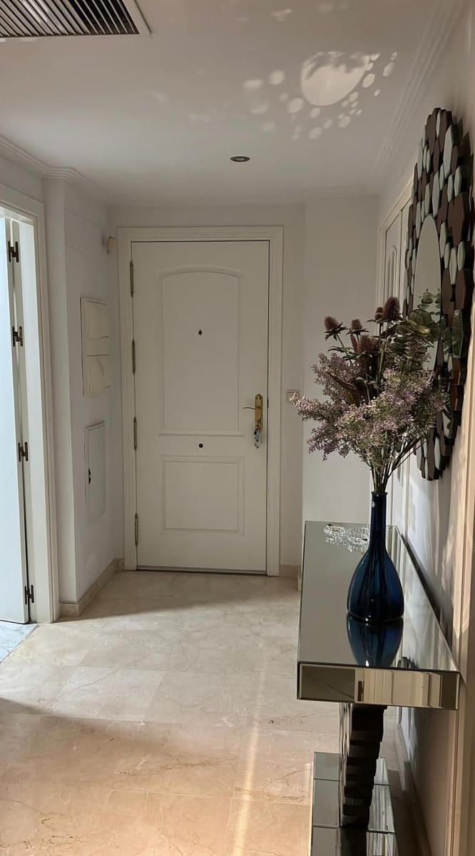 Apartamento de 2 habitaciones en Nueva Andalucia en alquiler con piscina garaje - 2.200 € (Ref: 9536934)