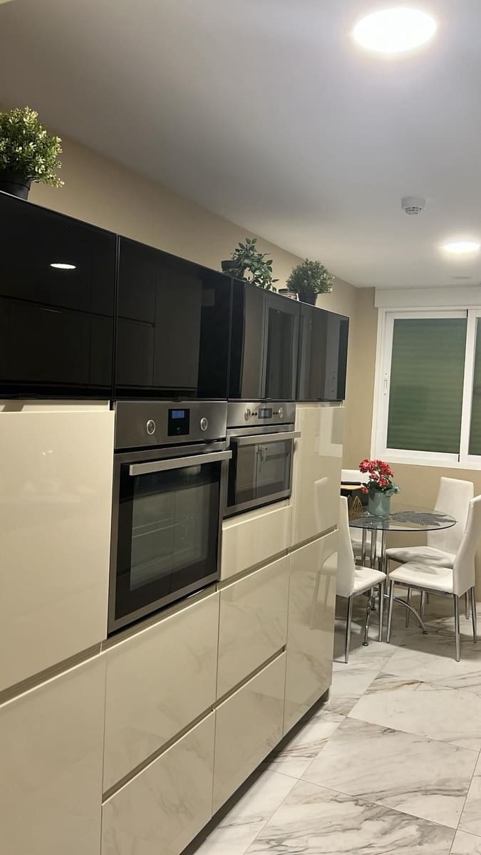 Apartamento de 2 habitaciones en Nueva Andalucia en alquiler con piscina garaje - 2.200 € (Ref: 9536934)