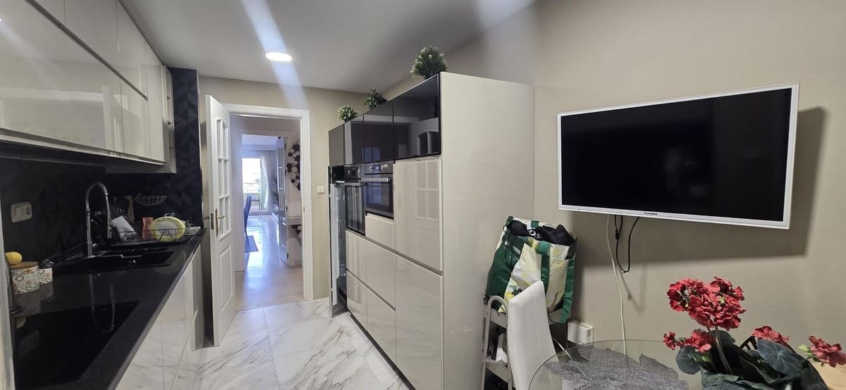 Apartamento de 2 habitaciones en Nueva Andalucia en alquiler con piscina garaje - 2.200 € (Ref: 9536934)