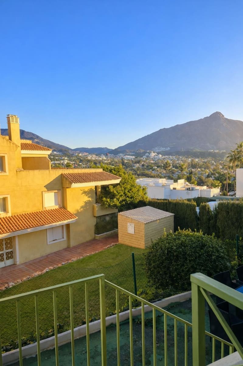 Apartamento de 2 habitaciones en Nueva Andalucia en alquiler con piscina garaje - 2.200 € (Ref: 9536934)