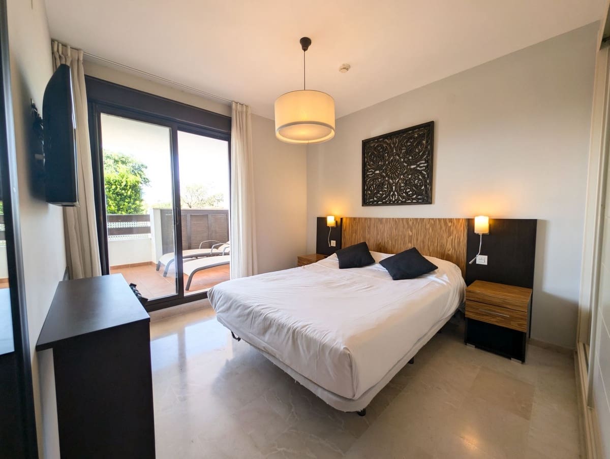 2 Zimmer Apartment zu verkaufen in Estepona mit Pool Garage - 154.000 € (Ref: 9537844)