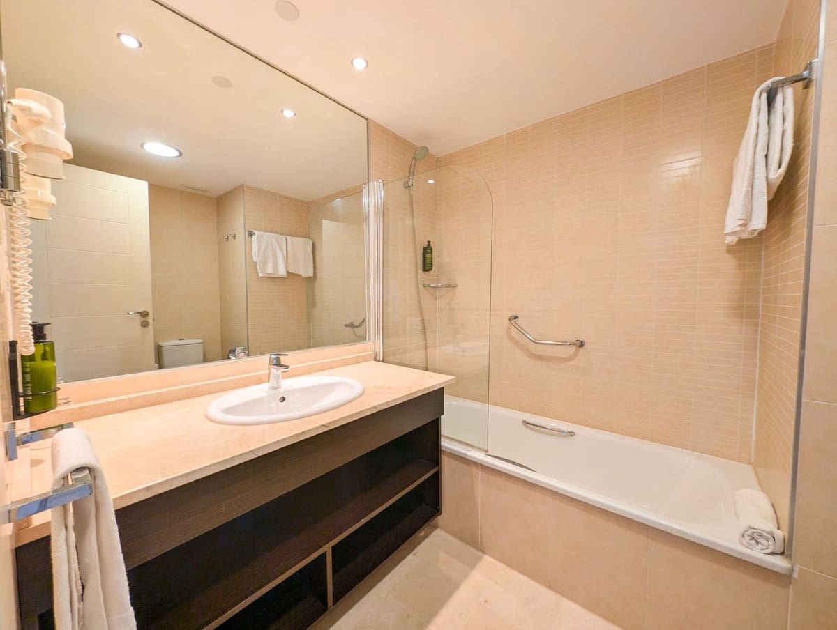 Apartamento de 2 habitaciones en Estepona en venta con piscina garaje - 145.000 € (Ref: 9537844)