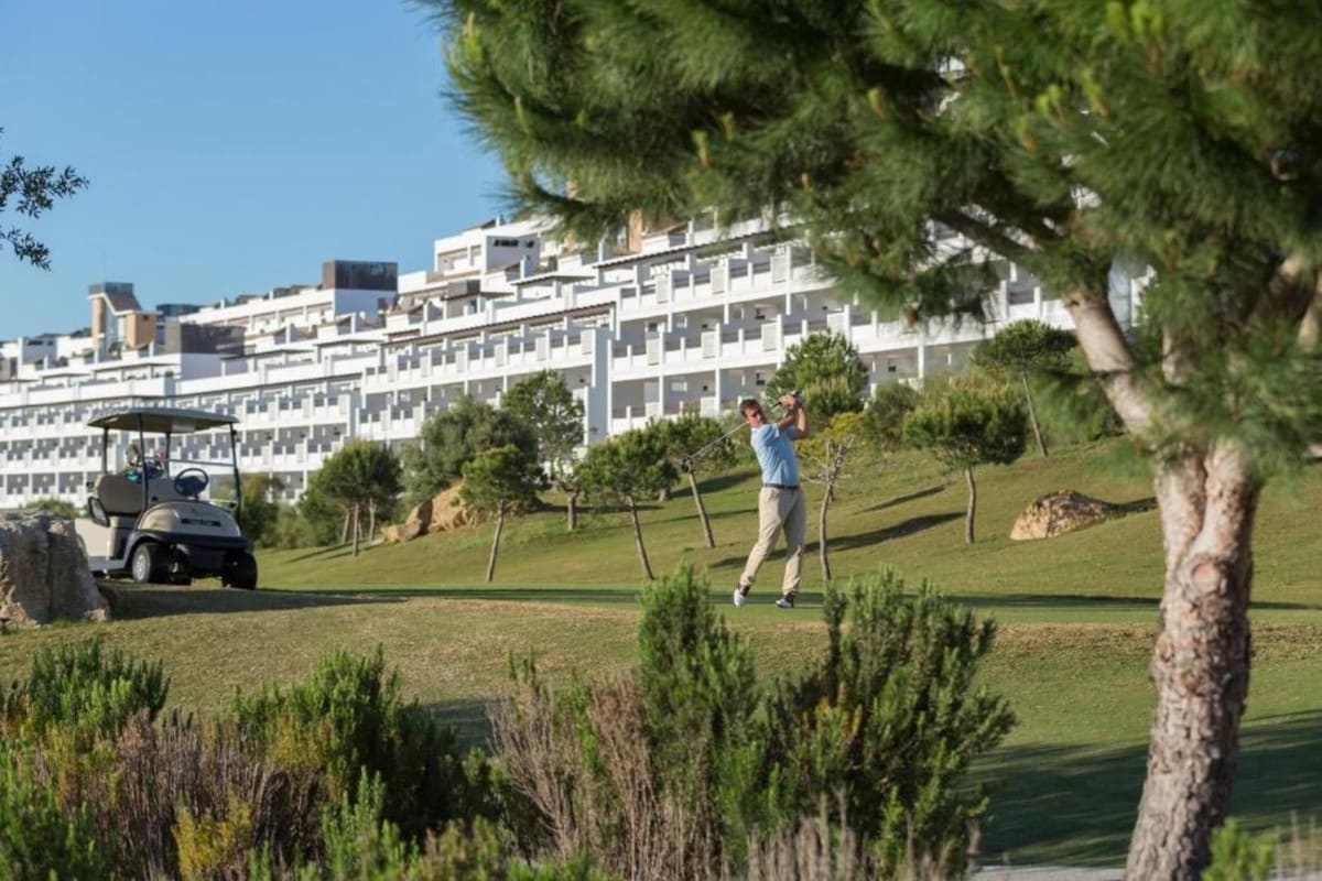 2 bedroom Apartment for sale in Estepona with pool garage - € 145,000 (Ref: 9537844)