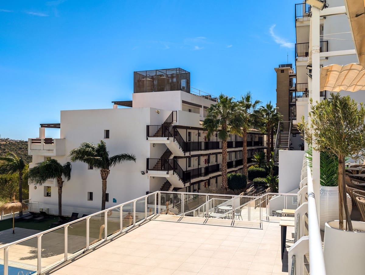 2 bedroom Apartment for sale in Estepona with pool garage - € 145,000 (Ref: 9537844)