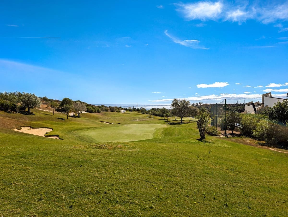 2 bedroom Apartment for sale in Estepona with pool garage - € 145,000 (Ref: 9537844)