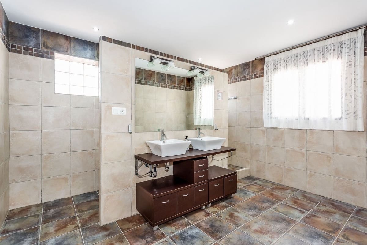 6 sovrum Villa till salu i Estepona med pool garage - 990 000 € (Ref: 9585207)