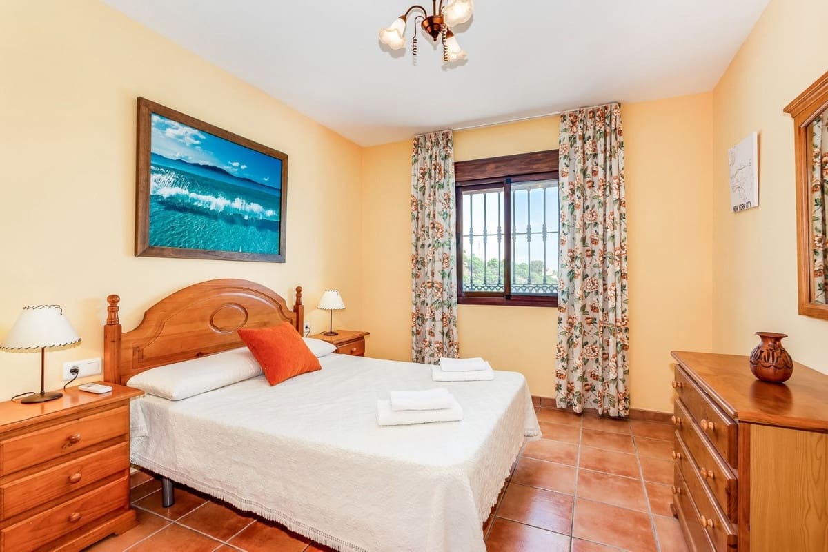 6 sovrum Villa till salu i Estepona med pool garage - 990 000 € (Ref: 9585207)