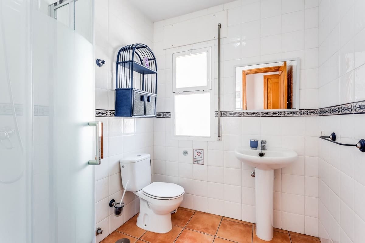 6 bedroom Villa for sale in Estepona with pool garage - € 990,000 (Ref: 9585207)