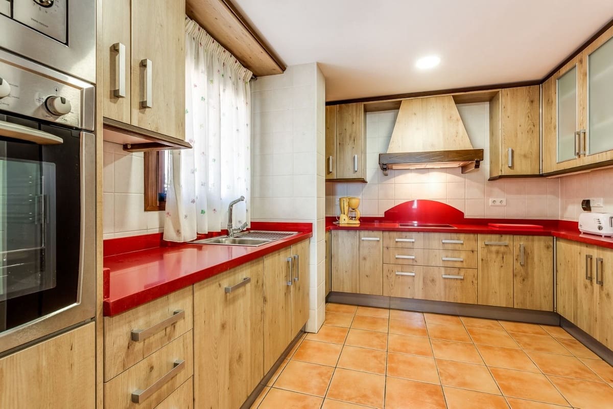 6 slaapkamer Villa te koop in Estepona met zwembad garage - € 990.000 (Ref: 9585207)