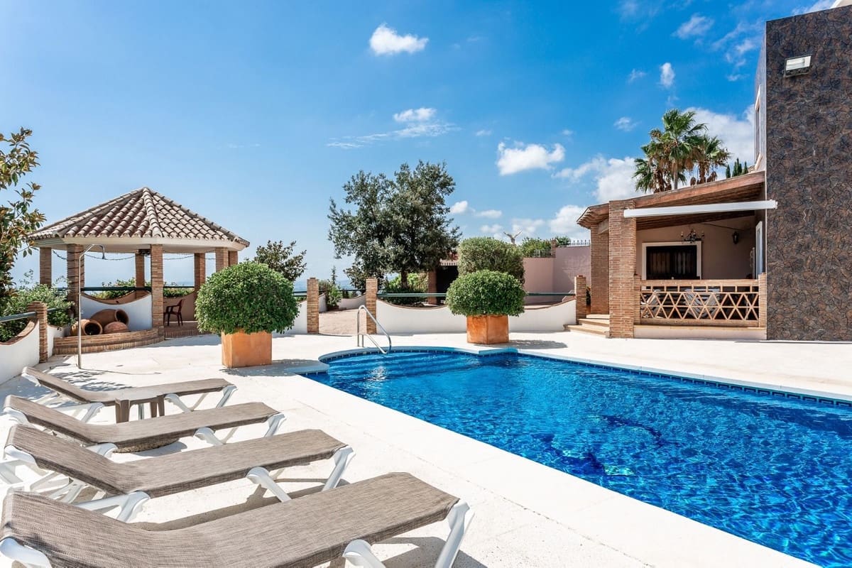 6 Zimmer Villa zu verkaufen in Estepona mit Pool Garage - 990.000 € (Ref: 9585207)