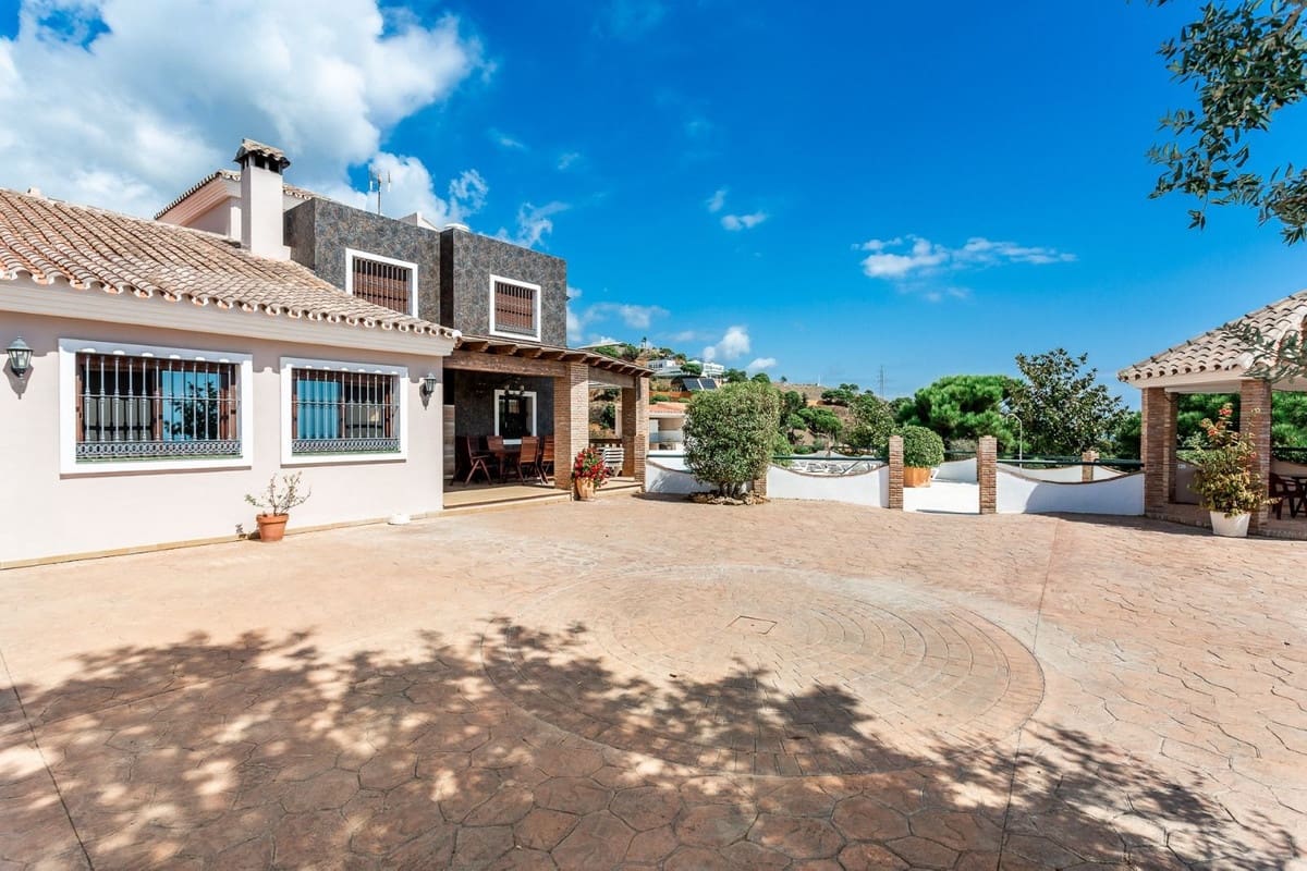 6 Zimmer Villa zu verkaufen in Estepona mit Pool Garage - 990.000 € (Ref: 9585207)