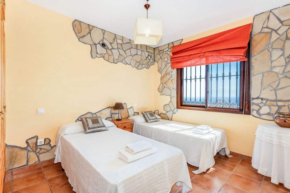 6 Zimmer Villa zu verkaufen in Estepona mit Pool Garage - 990.000 € (Ref: 9585207)