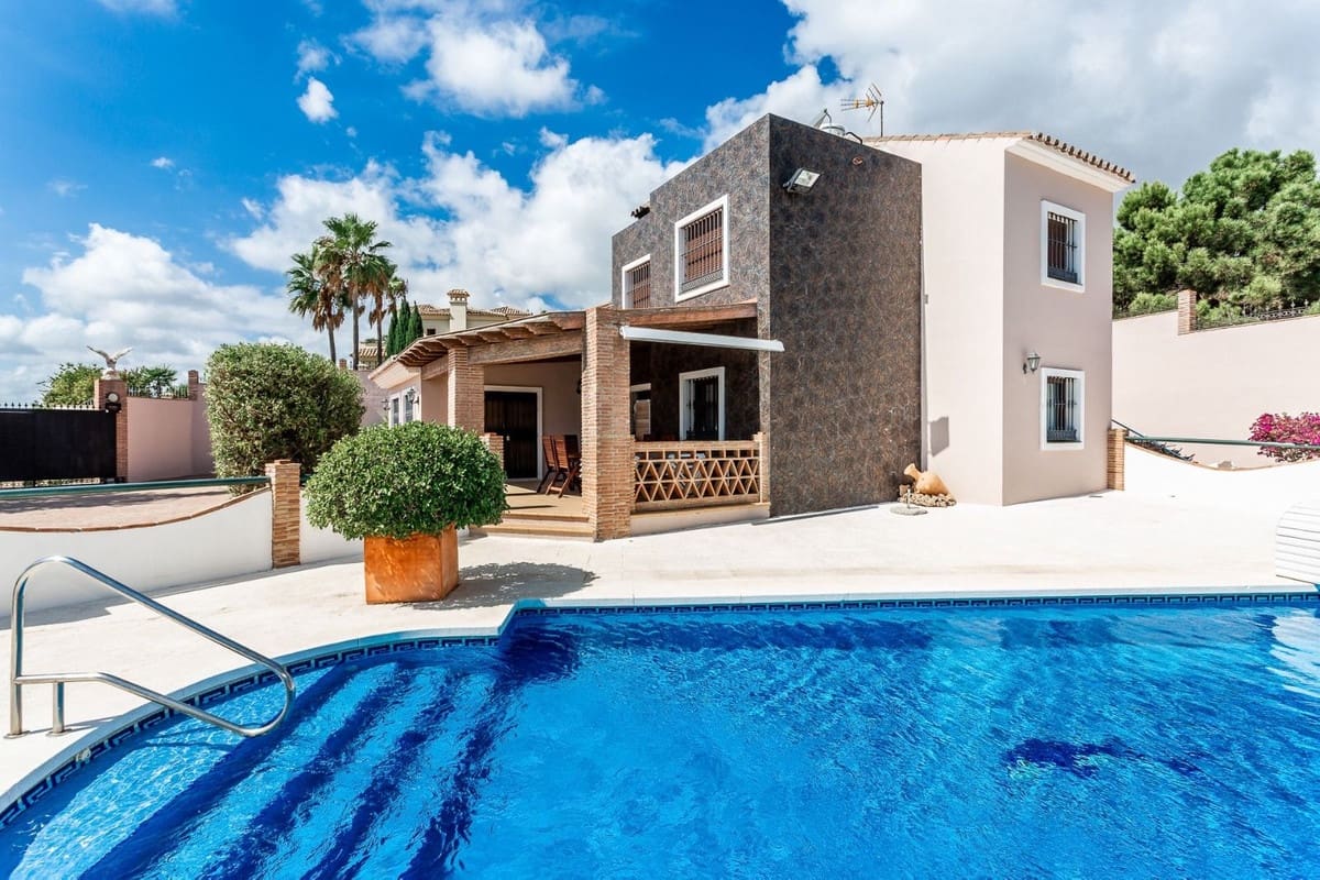 6 Zimmer Villa zu verkaufen in Estepona mit Pool Garage - 990.000 € (Ref: 9585207)