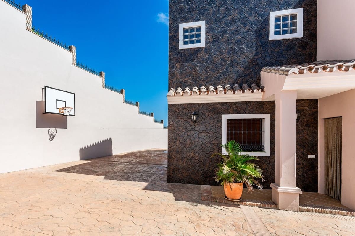 6 Zimmer Villa zu verkaufen in Estepona mit Pool Garage - 990.000 € (Ref: 9585207)